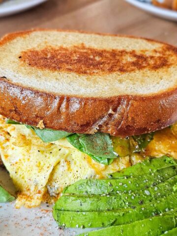 egg sandwich with avocado